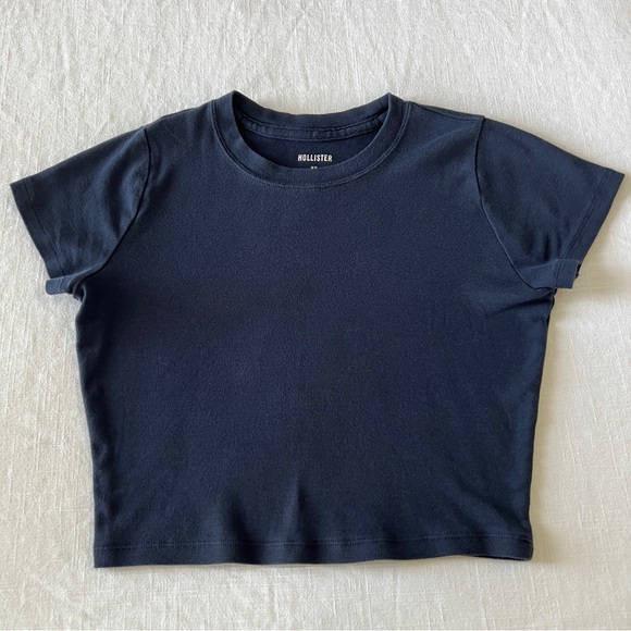 Hollister Baby Tee - Picture 1 of 3